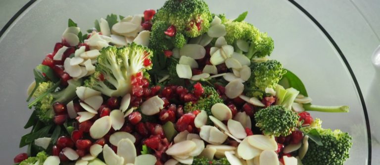 broccoli, spinach and pomegranate salad ingredients