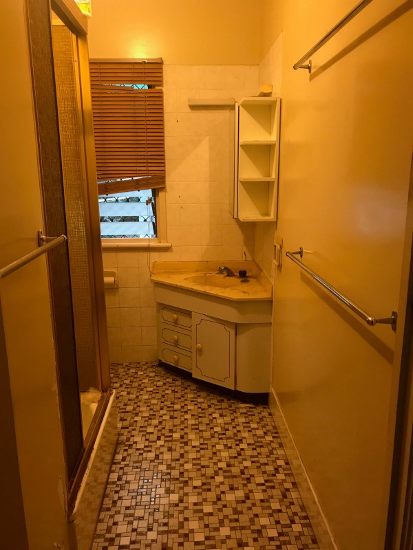 old small bathroom before