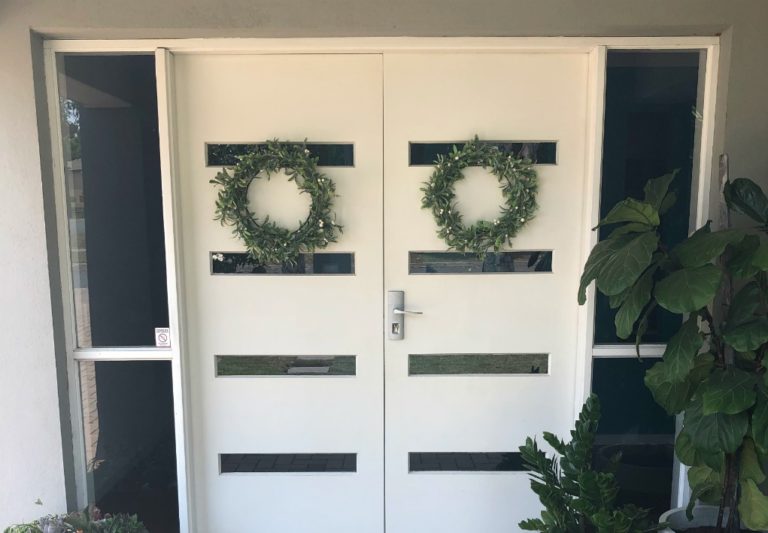 how to hang christmas wreaths and stockings from glass doors