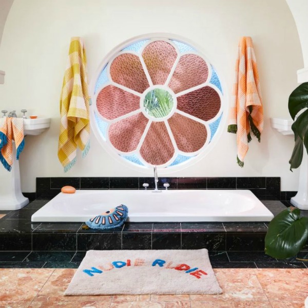 bath mats to camouflage an ugly bathroom floor