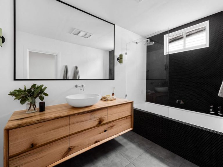 Built in Bath or Freestanding? Which Bath Will Suit Your Bathroom Best?
