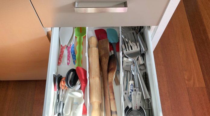 Use Dividers to Organise Kitchen Drawers Dividers to organise kitchen drawers