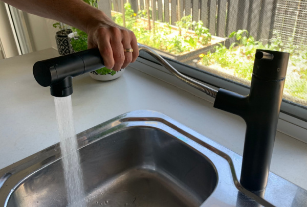 Matte black sink mixer with extendable vege spray